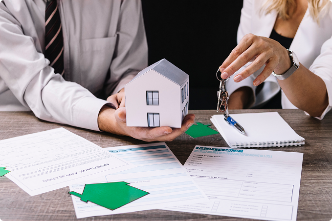 realtor-giving-keys